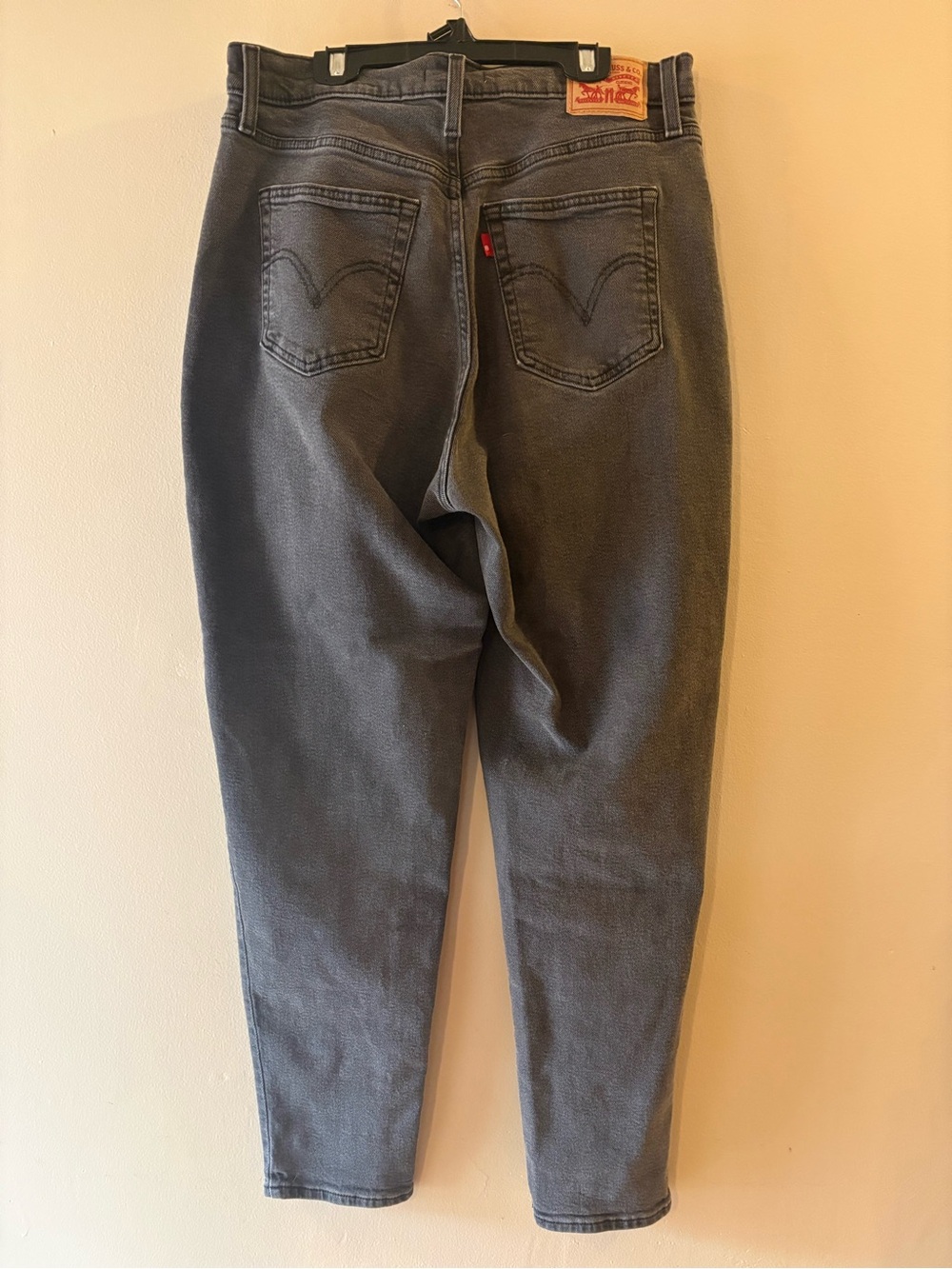 Levi's High Waisted Mom Jeans, faded Black, tapered, relaxed fit, Sz 31x29.